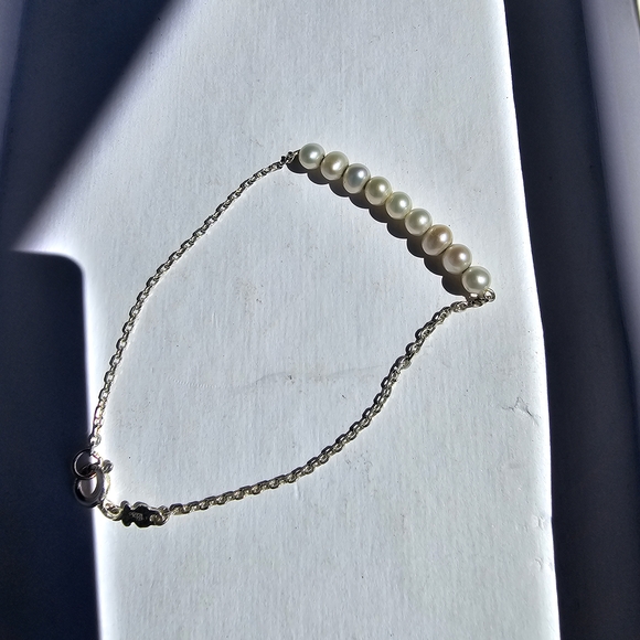 Elegant Pearl Bracelet with Silver Chain - Picture 3 of 3